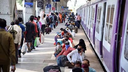 ರೈಲಿನ ಜತೆಗೇ ಓಡಿ ಅಳುತ್ತಿದ್ದ ಮಗುವಿಗೆ ಹಾಲು ಕೊಟ್ಟ ಪೇದೆ; ಕರ್ತವ್ಯ ಪ್ರಜ್ಞೆಗೆ ಸಲಾಂ ಎಂದ ಗೋಯೆಲ್