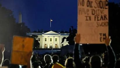 হোয়াইট হাউসের সামনে মানুষের বিক্ষোভ, প্রাণ বাঁচাতে বাঙ্কারে লুকোলেন মার্কিন প্রেসিডেন্ট
