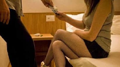 హాస్పిటల్ వార్డులో కాల్ గర్ల్ తో క్రిమినల్ సరసాలు....!