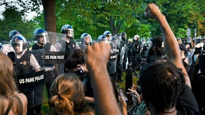 আমেরিকার যে বিক্ষোভ দমন করতে ব্যস্ত ডোনাল্ড ট্রাম্প,  সেই বিক্ষোভে সমর্থন জানালেন তার কন্যা