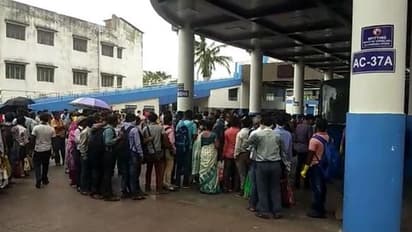 লকডাউন শিথিল হতেই শিকেয় উঠল সামাজিক দূরত্ব, গড়িয়ার বাসস্ট্যান্ডে গিজগিজ করছে যাত্রী