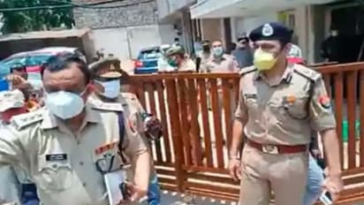 कैशवैन के कमर्चारी से दिनदहाड़े 22 लाख की लूट, दोनों तरफ से हुई फायरिंग, चार घायल