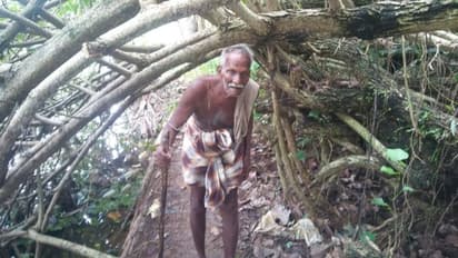 'ദുരിതം പേറി..'; പാലമെത്തിയെങ്കിലും വഴിയടഞ്ഞ വീട്ടിലെത്താൻ കനിവ് തേടി വയോധിക ദമ്പതികൾ