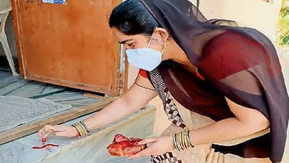 कोरोना के कहर में सुकून भरी तस्वीर, पॉजिटिव से निगेटिव हुई महिला ने दरवाजे पर स्वास्तिक बना ली एंट्री