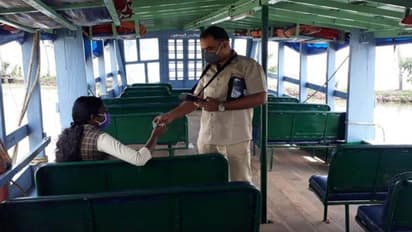 লকডাউনের কেরলে অন্য ছবি, ফাঁকা নৌকায় সওয়ার এক পরীক্ষার্থী