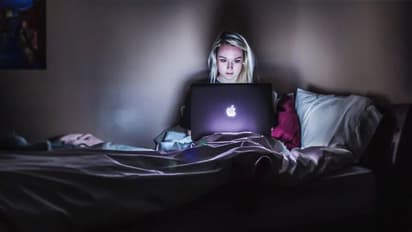 'পর্নোগ্রাফি'-তে আসক্ত, করোনাকালে হু হু বাড়ছে নীল ছবি দেখার হার, কীভাবে কমাবেন এই নেশা