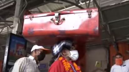 ಕೊರೋನಾ ಹೀರೋ: ವಲಸೆ ಕಾರ್ಮಿಕರಿಗೆ ಉಚಿತ ಸೇವೆ ನೀಡುತ್ತಿರುವ ಕೂಲಿ!