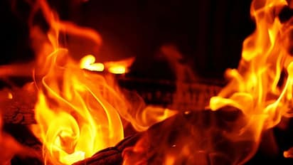 ಪೊಲೀಸರು ಬೈಕ್ ಸೀಜ್ ಮಾಡಿದ್ದಕ್ಕೆ ಸೀಮೆಎಣ್ಣೆ ಸುರಿದುಕೊಂಡು ಬೆಂಕಿ ಹಚ್ಗೊಂಡ!