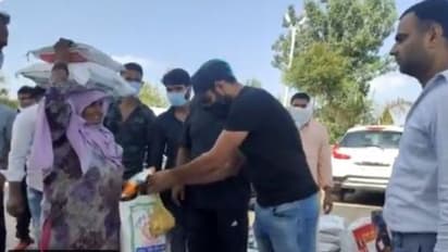 পরিযায়ী শ্রমিকদের পাশে দাঁড়ালেন মহম্মদ শামি, দিলেন খাদ্য,মাস্ক ও জল