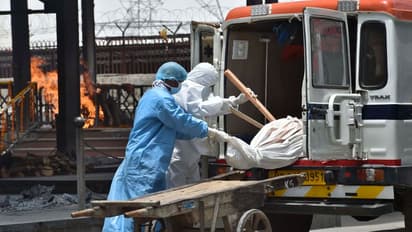 मुश्किल से पिता 9 साल की बेटी को लेकर सैकड़ों मील दूर घर पहुंचा, लेकिन क्या पता था कि मौत साथ आई है