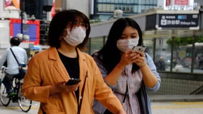 अब मोबाइल देखते हुए रास्ते में चलना हुआ इलीगल, पकड़े जाते ही सीधे पंहुचा दिए जाएंगे जेल