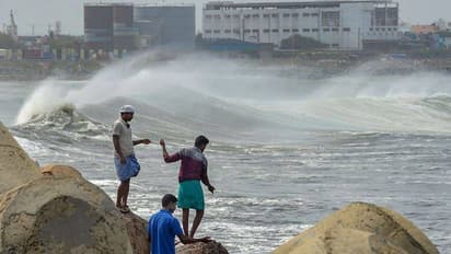 মুম্বইয়ের আরও কাছে নিসর্গ, শুরু হয়ে গিয়েছে ঝড়-বৃষ্টি, কিছুক্ষণের মধ্যেই আছড়ে পড়বে ঘূর্ণিঝড়টি