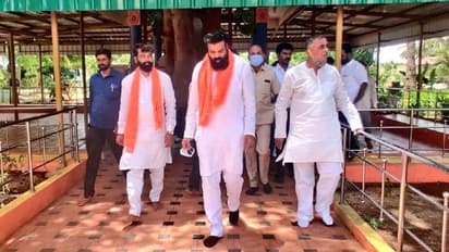 আপেলের মালা পরাতে উড়ে গেল সামাজিক দূরত্ব, চরম বিতর্কে খোদ স্বাস্থ্যমন্ত্রী, দেখুন ভিডিও