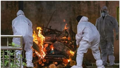 ജമ്മുവില് കൊവിഡ് ബാധിച്ച് മരിച്ചയാളുടെ സംസ്കാര ചടങ്ങുകള് തടസപ്പെടുത്തി നാട്ടുകാര്