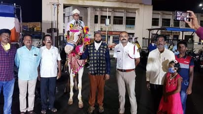 ಸೇವೆಯಿಂದ ASI ನಿವೃತ್ತಿ: ಕುದುರೆ ಮೆರವಣಿಗೆ ಮೂಲಕ ಬೀಳ್ಕೊಟ್ಟ ಸಿಬ್ಬಂದಿ