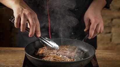 लॉकडाउन में शख्स ने की लंच की तैयारी, अपनी ही दादी को मारकर पकाया और फिर खा गया