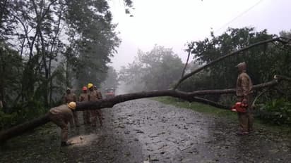প্রবল বেগে ধেয়ে আসছে ঘূর্ণিঝড় গতি, পুজোর আগেই ফিরতে পারে আমফানের স্মৃতি