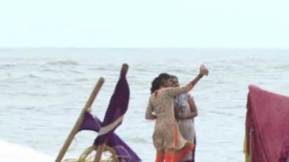 ಭೀಕರ ಚಂಡಮಾರುತ ಬರುತ್ತೆ ಎಂದ್ರೂ ಜನಕ್ಕೆ ಡೋಂಟ್ ಕೇರ್, ಸೆಲ್ಫೀಯಲ್ಲೇ ಬ್ಯುಸಿ