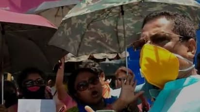 ফি বৃদ্ধির দাবি নিয়ে অবস্থান বিক্ষোভ, নারায়নপুর সেন্ট জোন্স স্কুলের সামনে প্রতিবাদ অভিভাবকদের