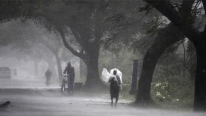 অতি ভারী বৃষ্টি চলবে শনিবার পর্যন্ত, সতর্কতা জারি করল হাওয়া অফিস