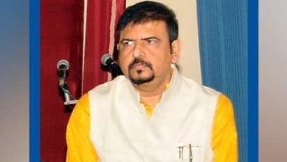 করোনা যুদ্ধে জয়ী মন্ত্রী সুজিত বসু, পুষ্পবৃষ্টি- শঙ্খ বাজিয়ে অভিনন্দন জানাল অনুগামীরা