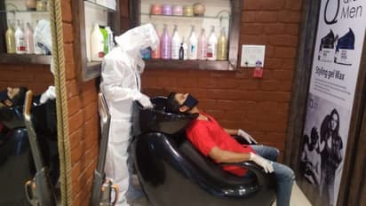 ലോക്ക് ഡൗണില്‍ അടിമുടി മാറി രാജ്യത്തെ സലൂണുകള്‍; പിപിഇ കിറ്റ് അണിഞ്ഞ് ജോലിക്കാര്‍