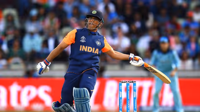 ലോകകപ്പില് ഇന്ത്യ ഇംഗ്ലണ്ടിനോട് തോറ്റത് ബോധപൂര്വം, ആരോപണവുമായി മുന് പാക് താരങ്ങള്