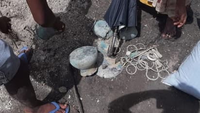 കൃഷിക്ക് നിലം ഉഴുതപ്പോൾ പൊങ്ങിവന്നത് രണ്ടു കുടം സ്വർണാഭരണങ്ങൾ; നിധിയില്‍ അമ്പരന്ന് കര്‍ഷകന്‍