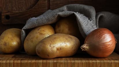 ഉരുളക്കിഴങ്ങും സവാളയും ഒരുമിച്ച് സൂക്ഷിക്കരുത്; കാരണം അറിയണ്ടേ?