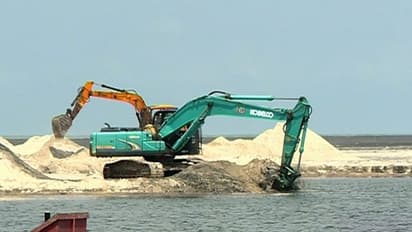 തോട്ടപ്പള്ളി മണൽ നീക്കുന്ന ജോലികൾ സർക്കാർ വേഗത്തിലാക്കി; സമരം ശക്തമാക്കി പ്രതിഷേധക്കാര്‍