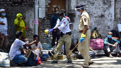 वॉरियर्स भी चपेट में : महाराष्ट्र में कोरोना से अब तक संक्रमित हुए 2500 पुलिसकर्मी, 30 ने गंवाई जान