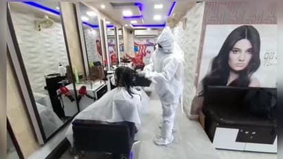 মেকওভারেই মিটছে ঘরবন্দির জ্বালা, পিপিই কিট -মাস্ক পরে পার্লারে বিউটিশিয়ানরা