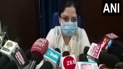 ഓഫീസിൽ വച്ച് ജില്ലാ കളക്ടർ പീഡിപ്പിച്ചെന്നും മൊബൈലിൽ അശ്ലീല സന്ദേശം അയച്ചെന്നും യുവതിയുടെ പരാതി