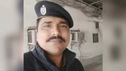 കുഞ്ഞിന് പാല് നല്കാന് ട്രെയിനിന് പിന്നാലെ പായുന്ന ഉദ്യോഗസ്ഥന്; 'റിയല് ഹീറോ' എന്ന് വിളിച്ച് സോഷ്യല് മീഡിയ