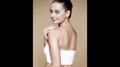 'पानी पानी' वाली सेक्सी, हॉट पूल गर्ल एवलिन शर्मा का आपने देखा है हॉट लुक