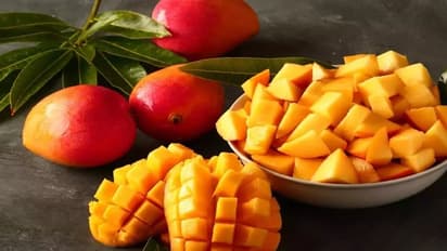 আম খাওয়ার পরই কি এই খাবারগুলি খাচ্ছেন, শ্বাসকষ্টের সমস্যা থেকে হতে পারে বড় বিপদ