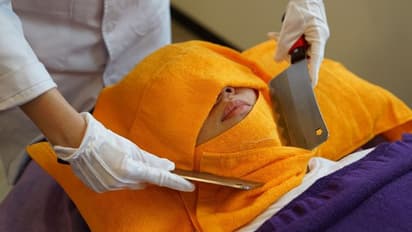 ഇറച്ചിക്കത്തി കൊണ്ട് മസാജ്; തായ്വാനിലെ സ്പാകളിലെ വ്യത്യസ്തമായ തെറാപ്പി