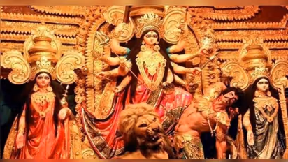 দুর্গাপুজার এই বিশেষ সন্ধিক্ষণে দেবী মৃন্ময়ী থেকে চিন্ময়ী রূপে আসেন
