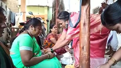 ಕೊರೋನಾ ಮಧ್ಯೆಯೂ ಪತಿಯ ಆಯಸ್ಸು ವೃದ್ಧಿಗಾಗಿ ಮಹಿಳೆಯರಿಂದ ವಟ ಸಾವಿತ್ರಿ ವ್ರತ