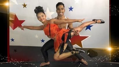 বাংলার মেয়ে আমেরিকার মঞ্চে মাত. ব্যাড সালস্যায় ঝড় তুলছে সোনলি-সুমন্ত