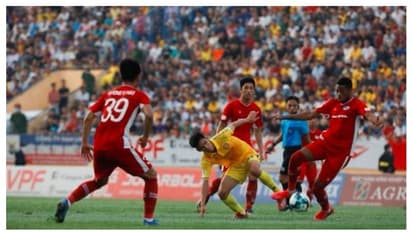 ৩০ হাজার দর্শক নিয়ে ফুটবল ম্যাচ,কোরানাকে থোরাই কেয়ার