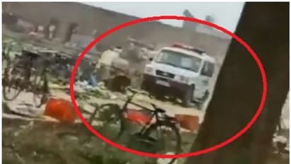 സാമൂഹിക അകലമില്ല, കര്ഷകരുടെ പച്ചക്കറി കുട്ടകള്ക്ക് മേല് പൊലീസ് ജീപ്പ് കയറ്റിയിറക്കി!