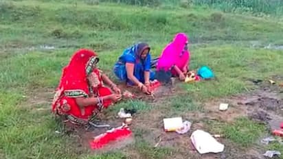 कोरोना की पूजा कर 9 लड्डू चढ़ाने से खत्म हो जाएगा प्रकोप, यूपी के इस जिले में लोग कर रहे ऐसा काम