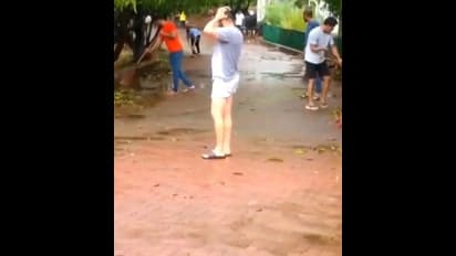 নিসর্গ ঘুর্ণিঝড়ে ব্যাপক ক্ষতি ফার্মহাউসে, হাতে ঝাঁটা নিয়ে সাফাইয়ে নামলেন সলমন