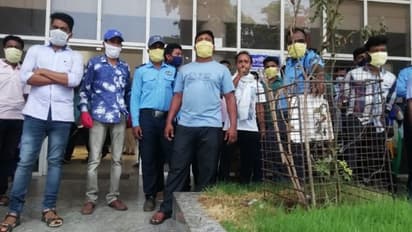 কোভিডে অচল মমতার পিপিই হাসপাতাল, বকেয়া বেতনের দাবিতে বিক্ষোভ চিকিৎসক নার্সদের