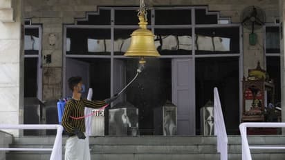 ಅಧಿಕಾರಿಗಳ ಎಡವಟ್ಟು: ದೇವಸ್ಥಾನದ ಬಾಗಿಲು ತೆರೆಯದೆ ಹೊರಗಿನಿಂದಲೇ ಪೂಜೆ, ಭಕ್ತರ ಆಕ್ರೋಶ