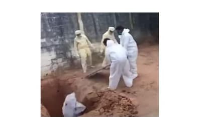 கொரோனாவால் இறந்தவரை சவக்குழிக்குள் உருட்டிவிடும் அவலம்.!!மரத்துப்போகும் மனிதநேயம்.!!