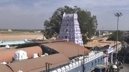 ఆస్పత్రి నుండి పరారై...వేములవాడ ఆలయ పరిసరాల్లో కరోనా రోగి హల్చల్ (వీడియో)