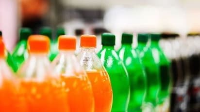 വേനല്‍ കടുക്കുന്നു; കുപ്പി പാനീയങ്ങള്‍ വാങ്ങി കുടിക്കുമ്പോള്‍ ശ്രദ്ധിക്കണേ...