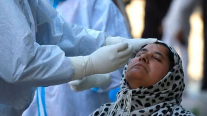 ভারতের গ্রাফ নিম্নমুখী, তাও ৭২ লক্ষ ছাড়ালো আক্রান্তের সংখ্যা